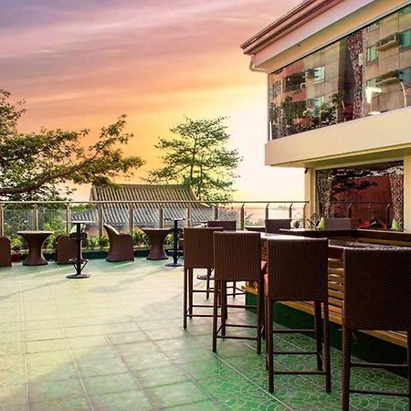 D Circle Hotel Manila Bagian luar foto