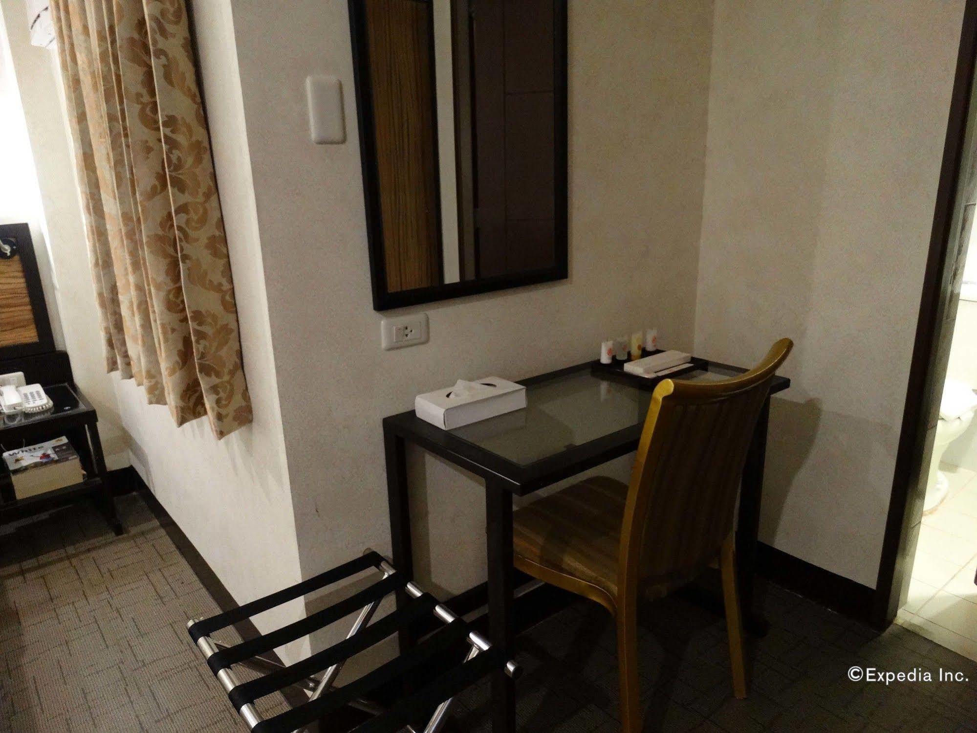 D Circle Hotel Manila Bagian luar foto