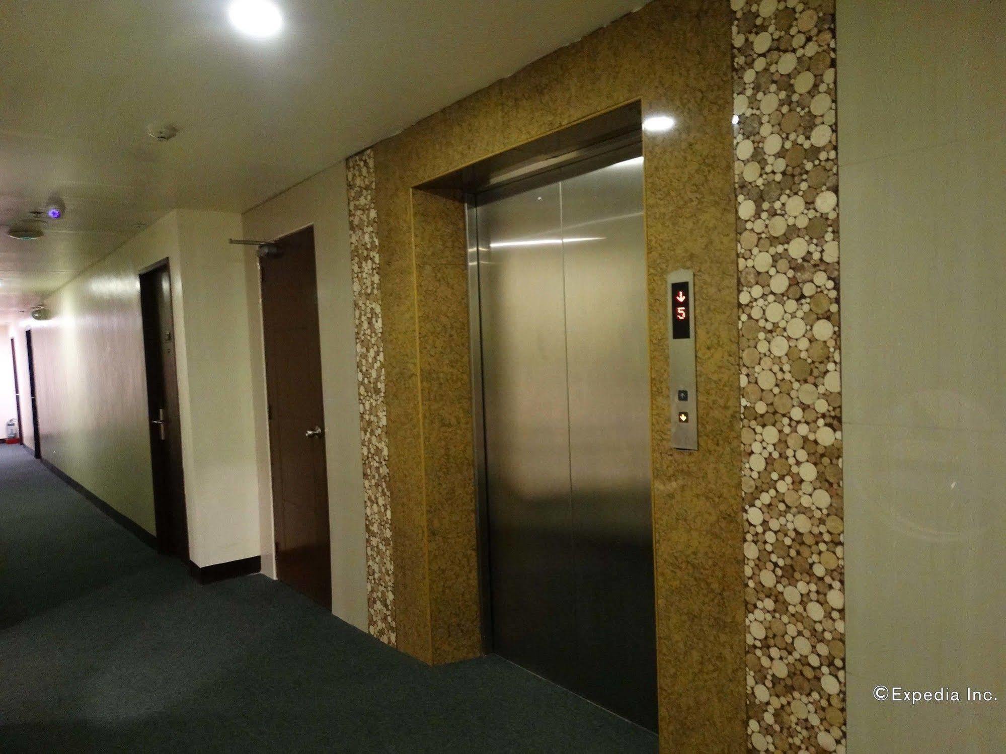 D Circle Hotel Manila Bagian luar foto