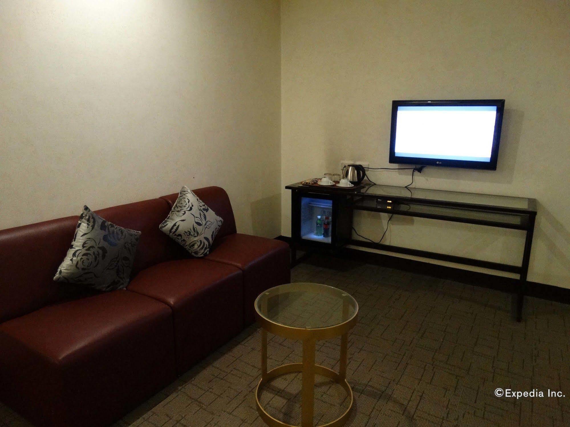 D Circle Hotel Manila Bagian luar foto