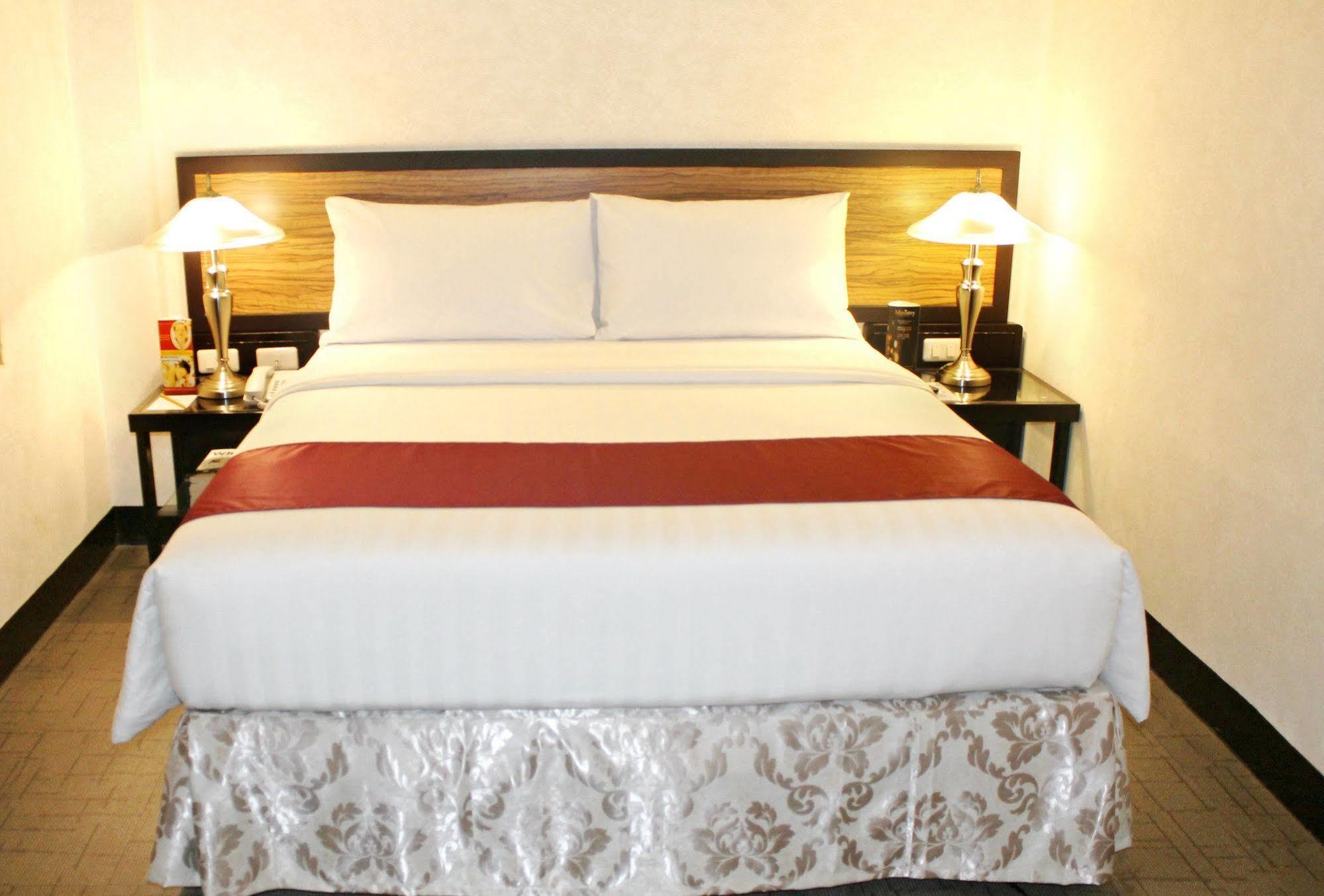 D Circle Hotel Manila Bagian luar foto