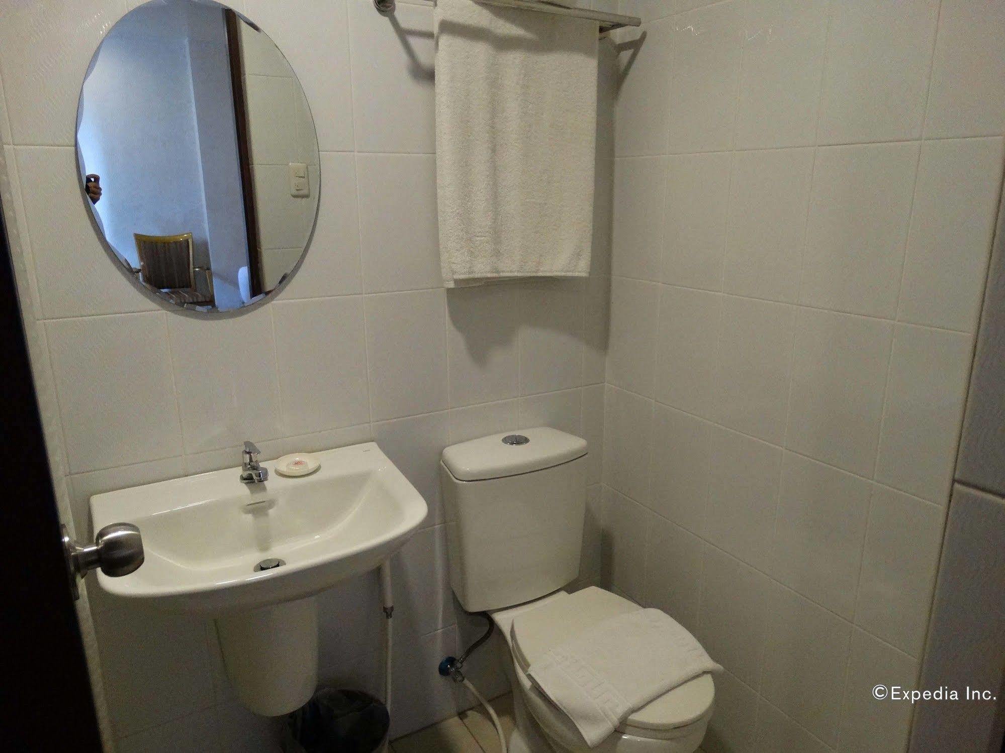 D Circle Hotel Manila Bagian luar foto