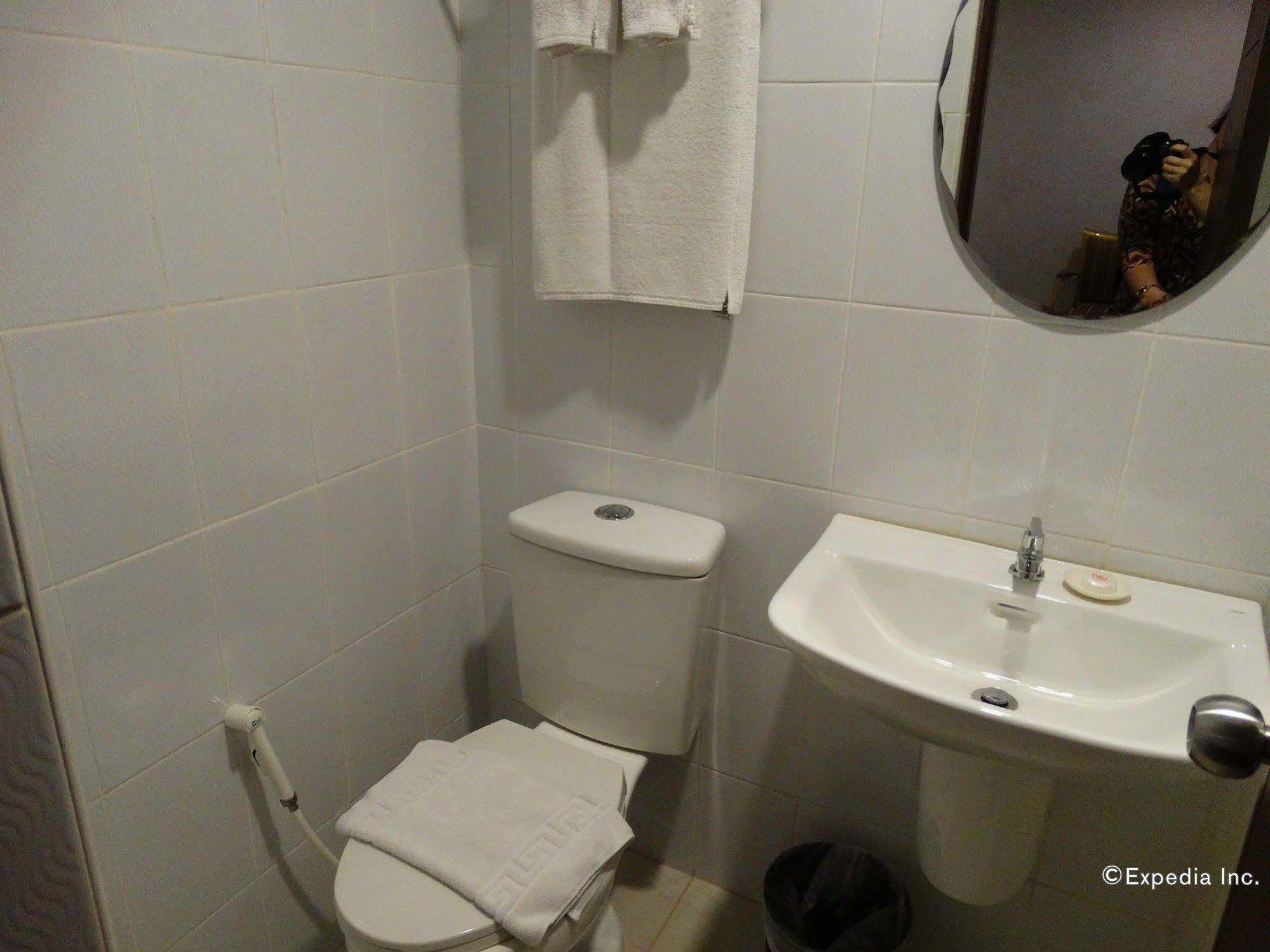D Circle Hotel Manila Bagian luar foto