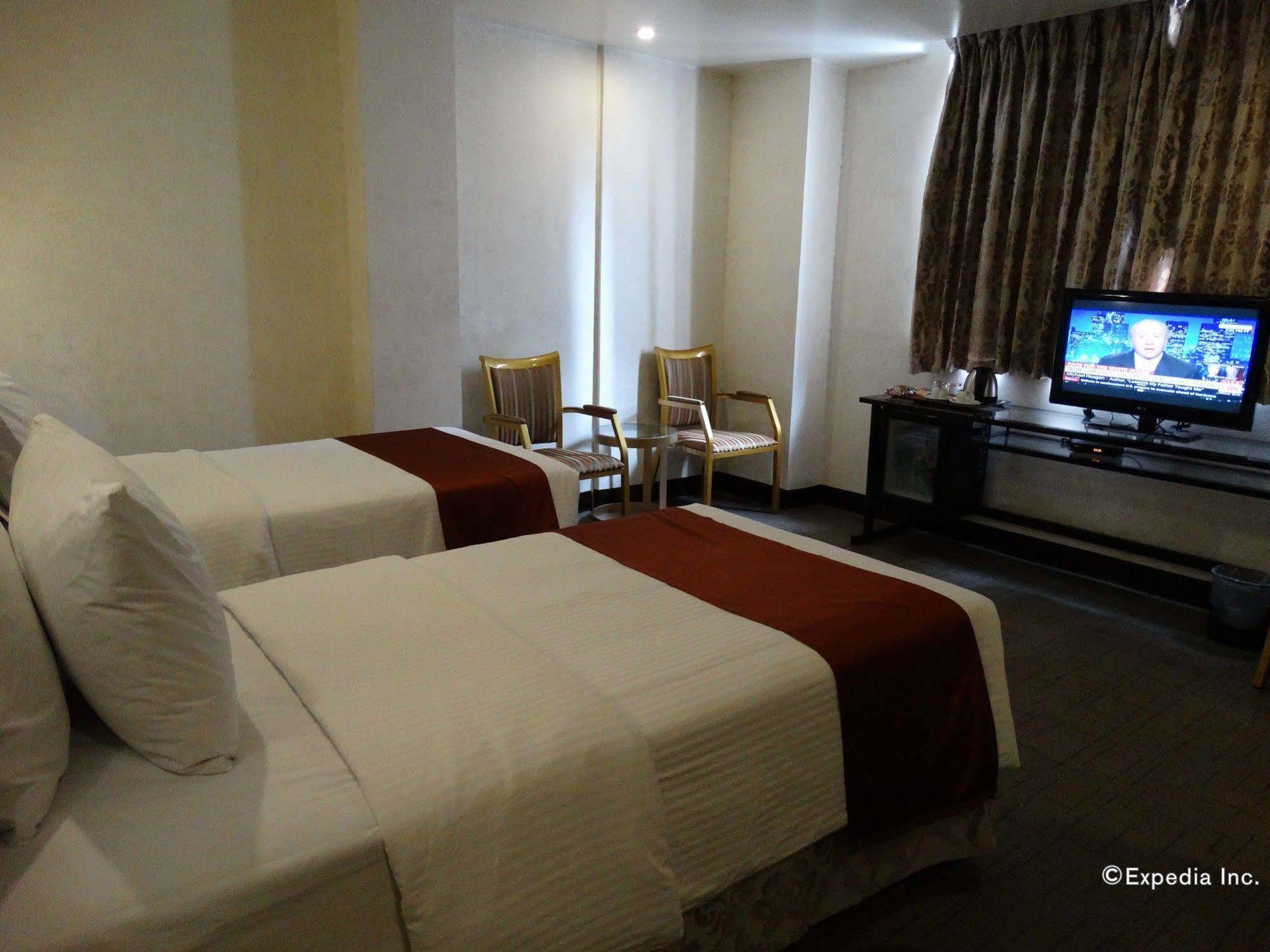 D Circle Hotel Manila Bagian luar foto