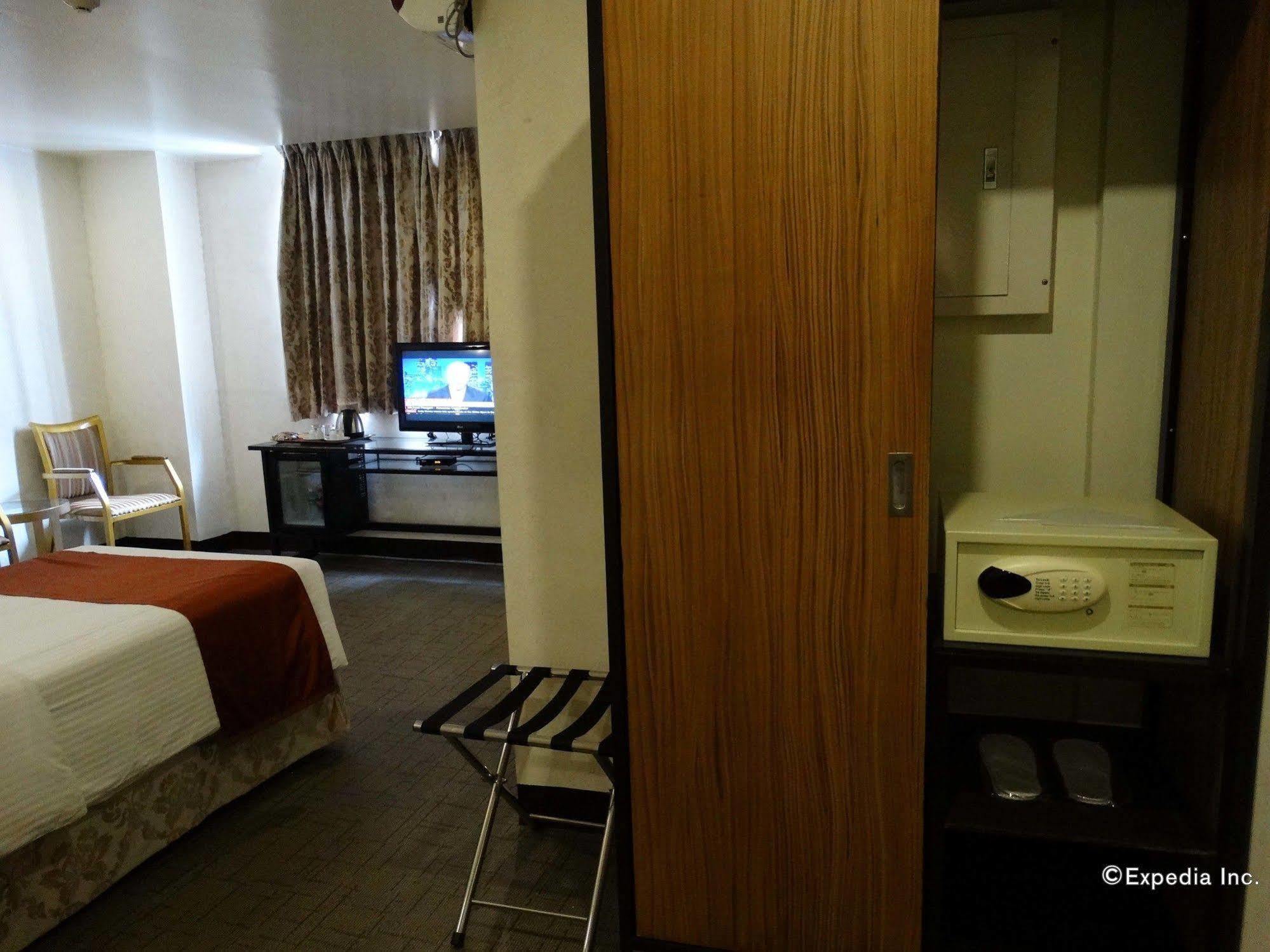 D Circle Hotel Manila Bagian luar foto