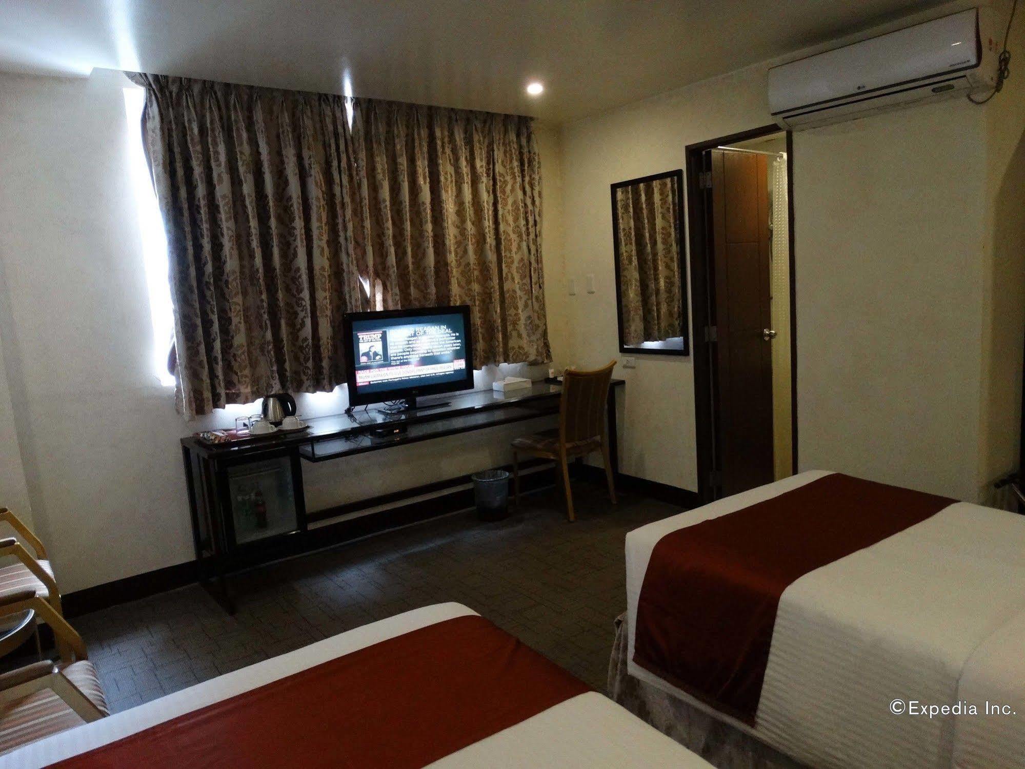 D Circle Hotel Manila Bagian luar foto