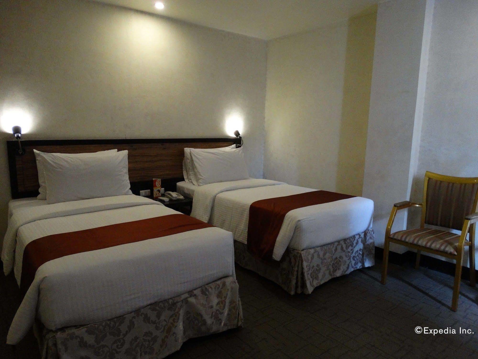 D Circle Hotel Manila Bagian luar foto