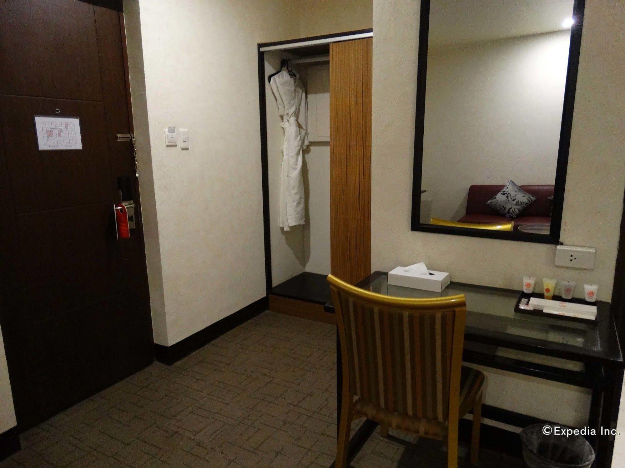 D Circle Hotel Manila Bagian luar foto
