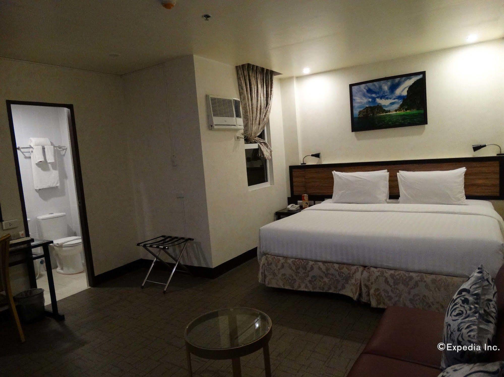 D Circle Hotel Manila Bagian luar foto