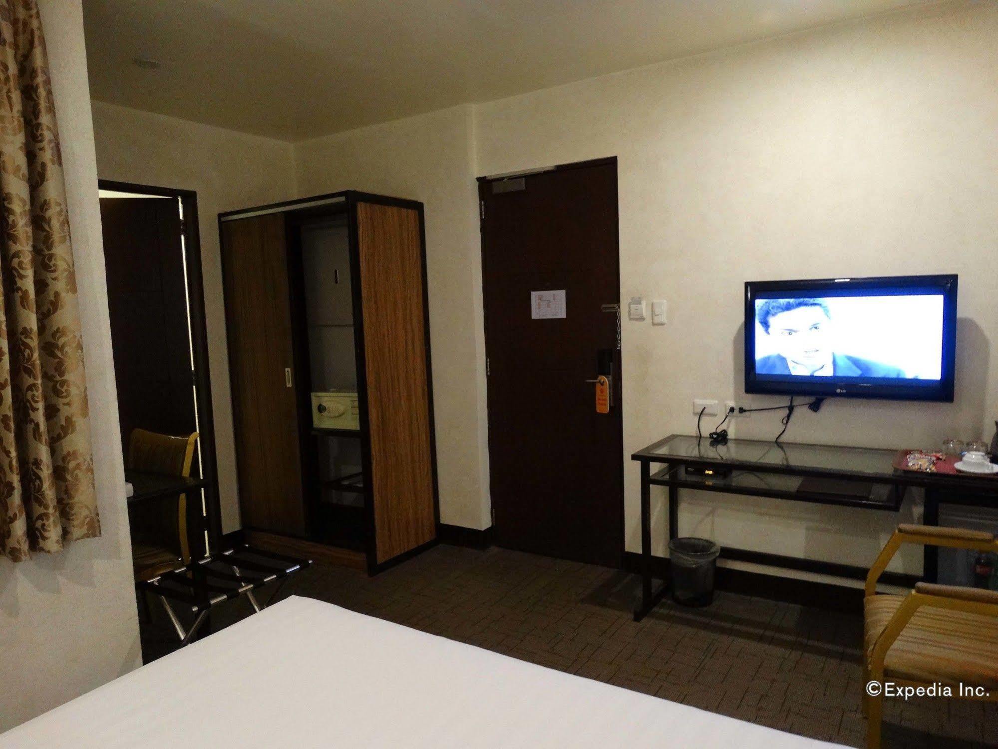 D Circle Hotel Manila Bagian luar foto