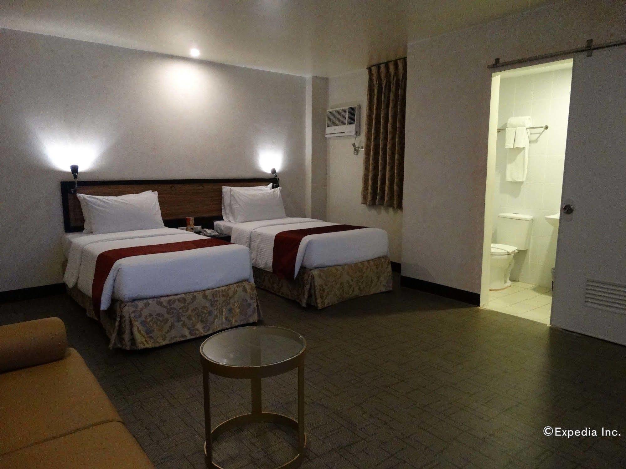 D Circle Hotel Manila Bagian luar foto