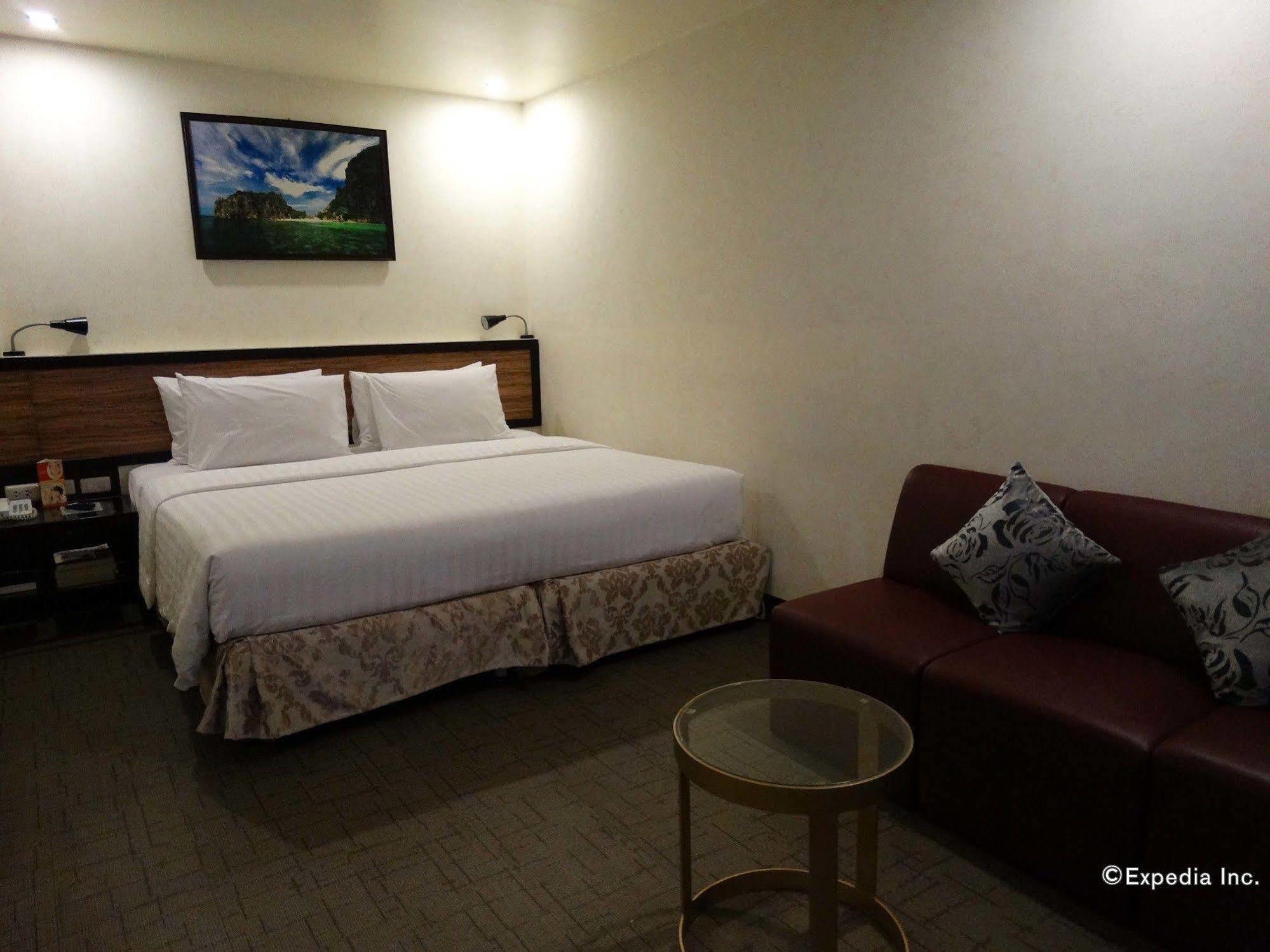 D Circle Hotel Manila Bagian luar foto