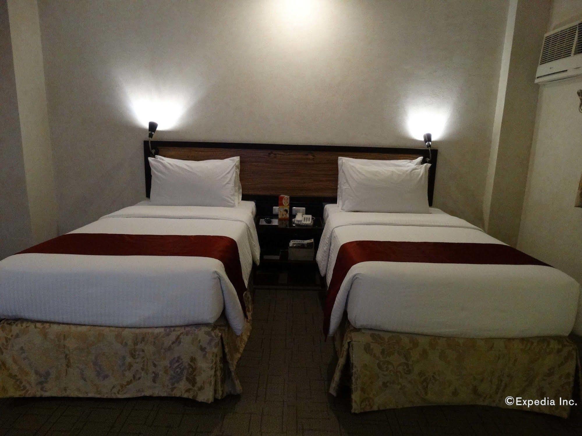 D Circle Hotel Manila Bagian luar foto