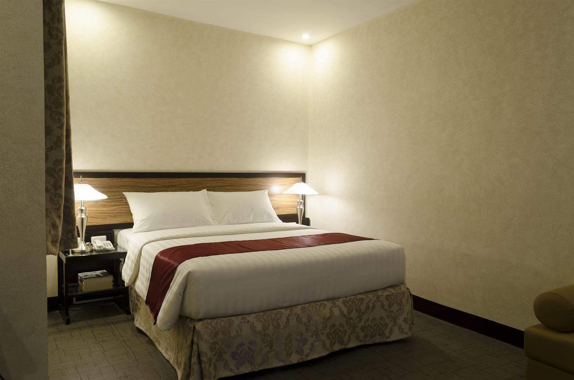 D Circle Hotel Manila Bagian luar foto