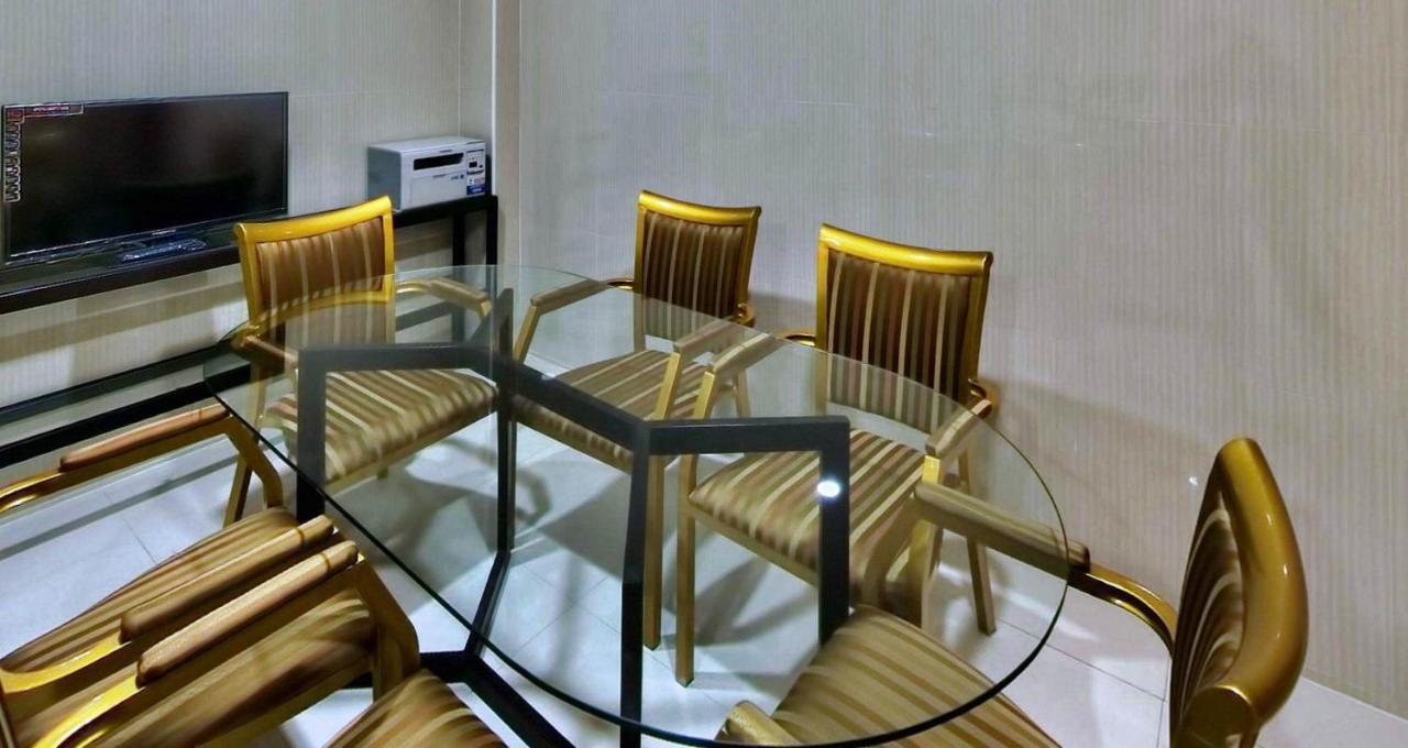 D Circle Hotel Manila Bagian luar foto